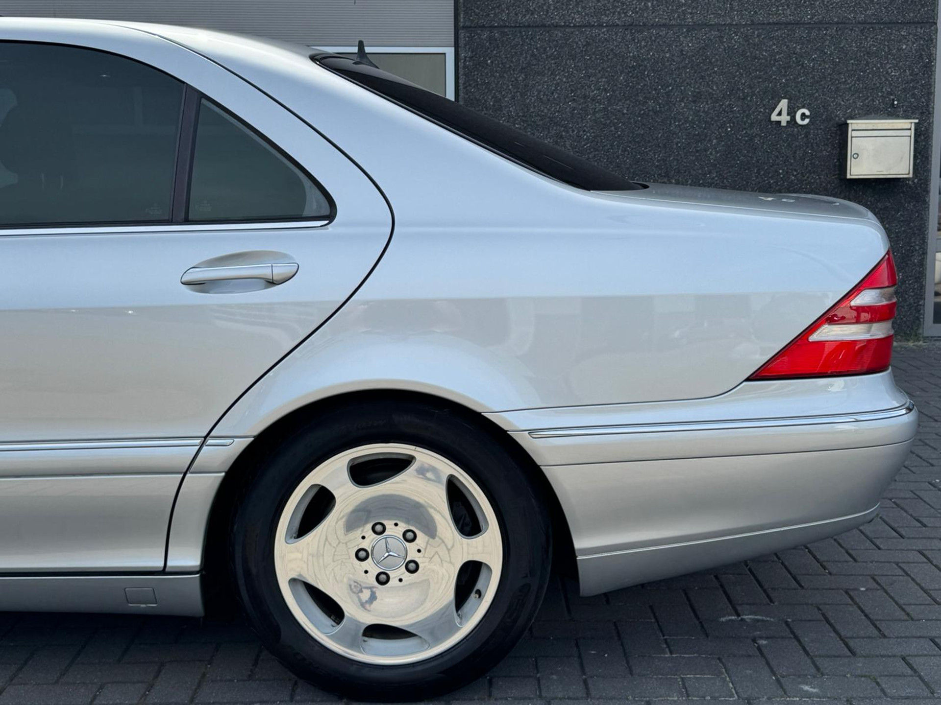 44649823-8.jpg
