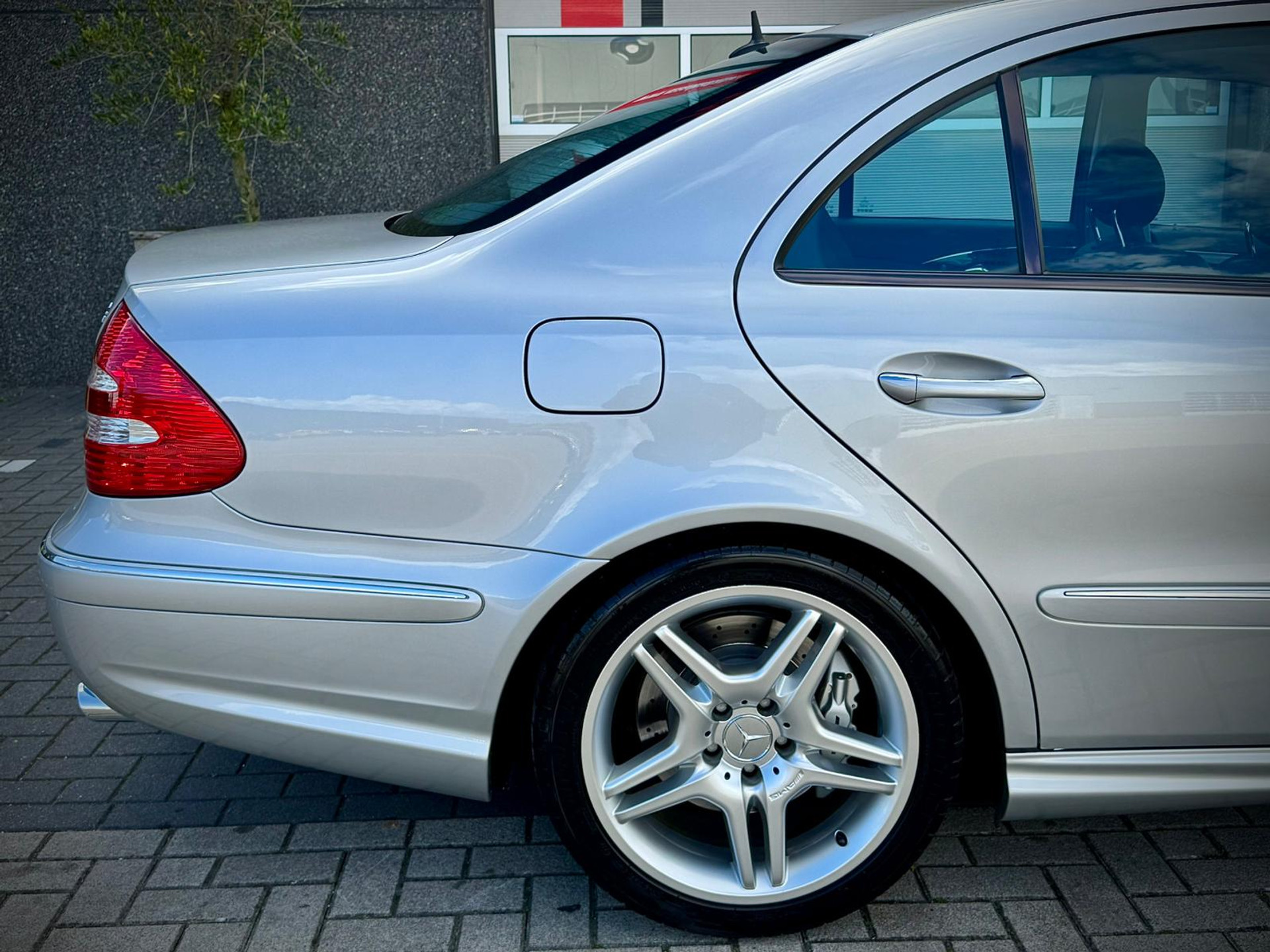 47562683-4.jpg