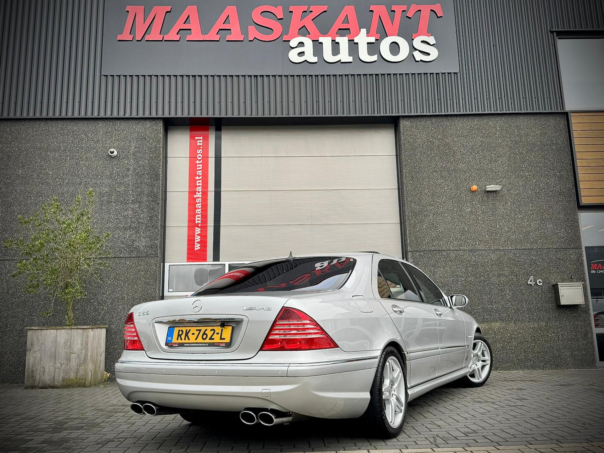 48341627-2.jpg