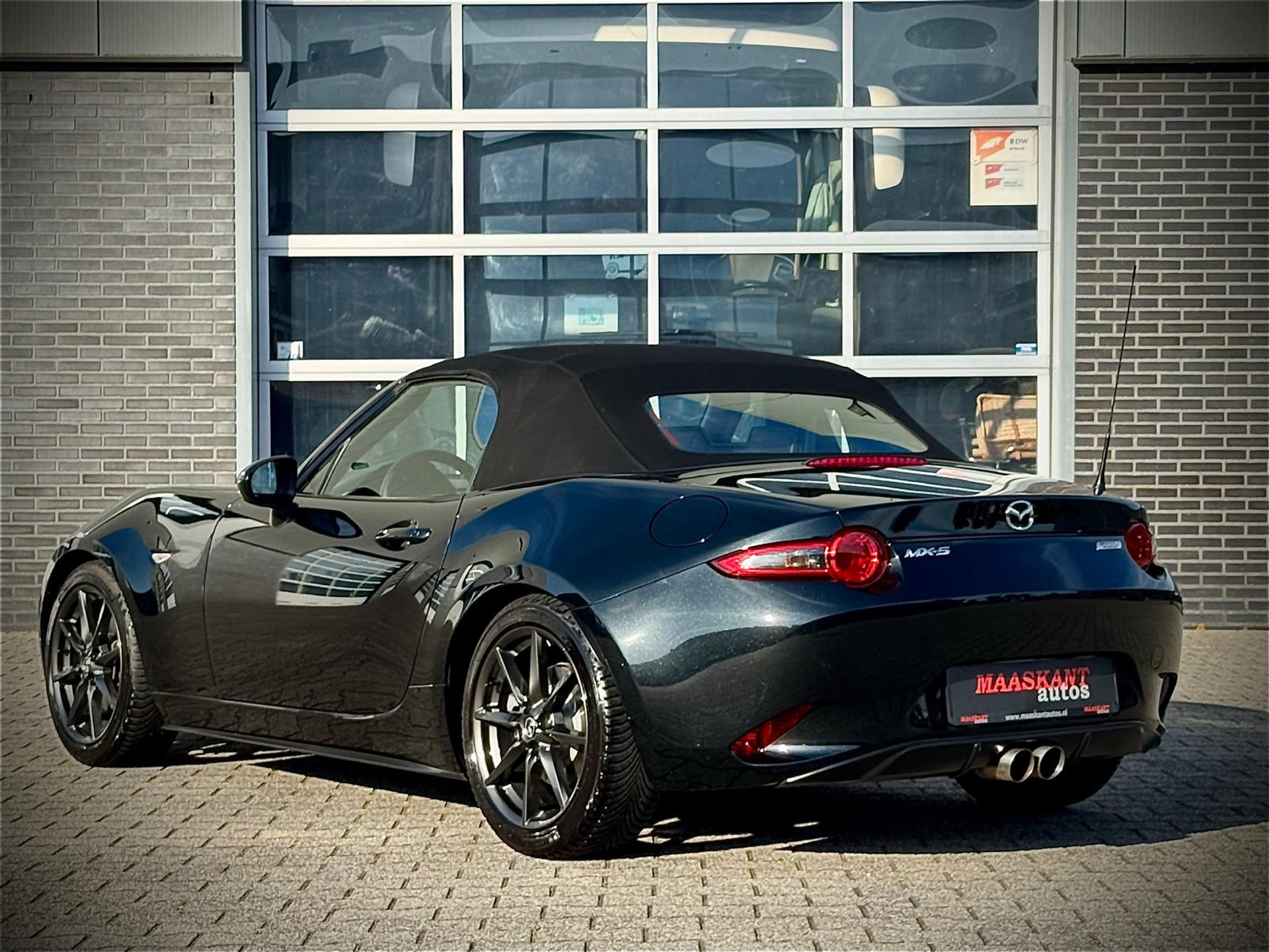 56206022-3.jpg